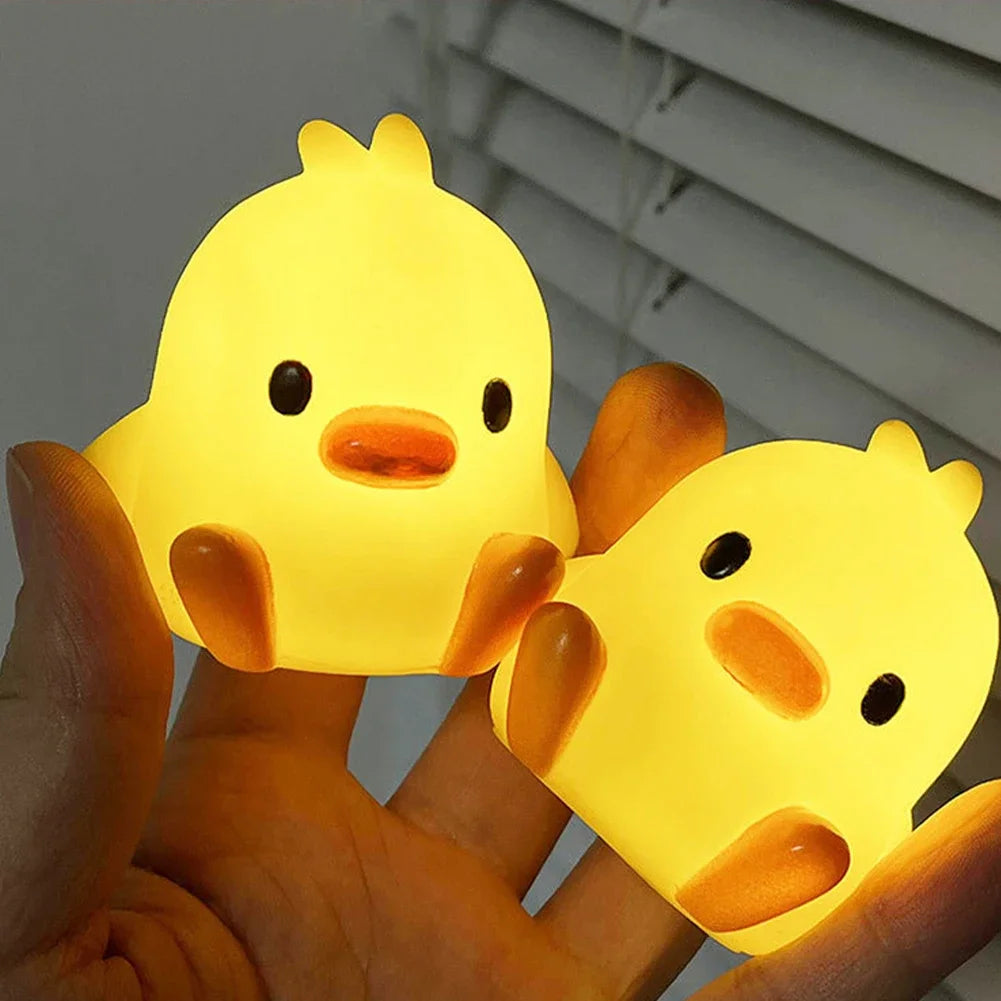 lámpara nocturna kawaii de patito encendida en mano