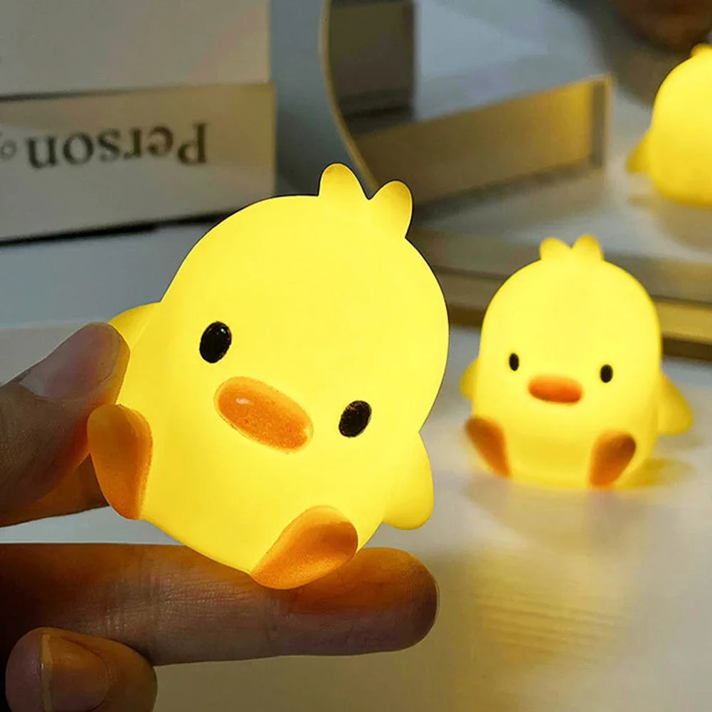 lámpara nocturna kawaii de patito encendida con detalle en primer plano