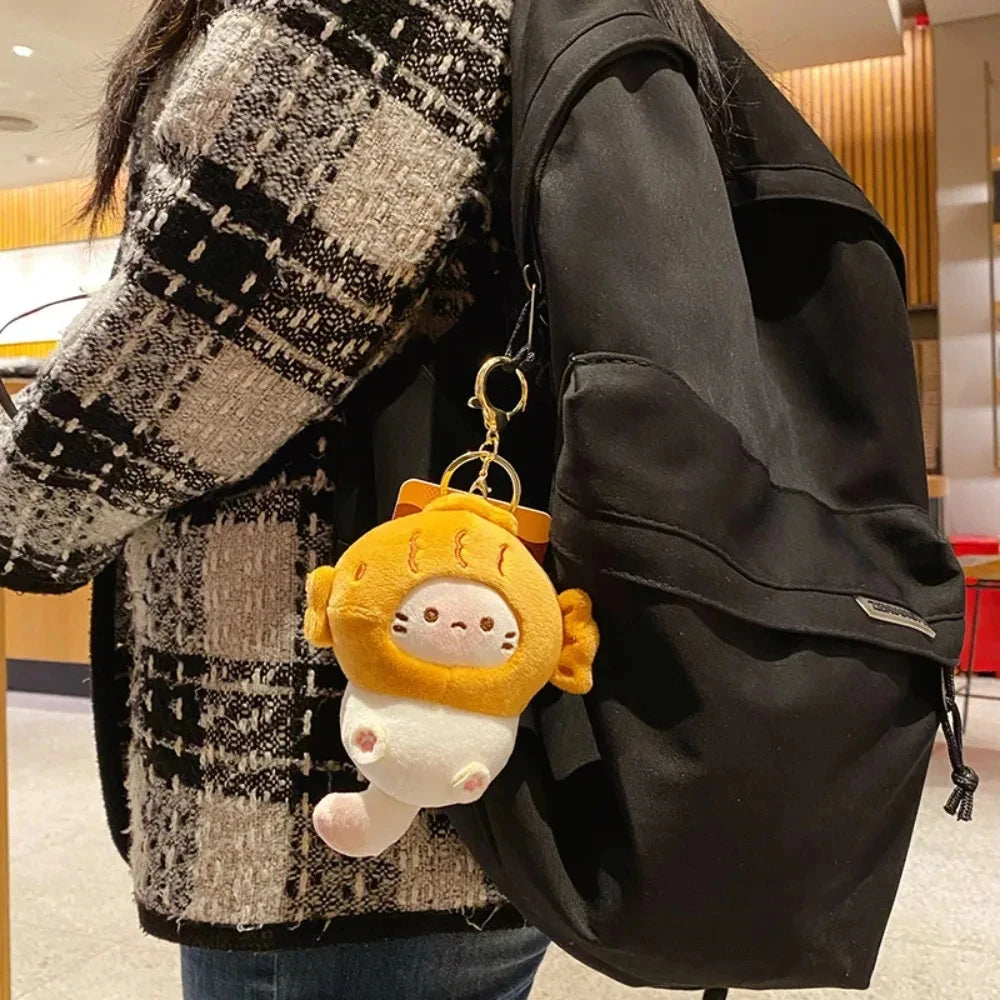 llaverito kawaii gato con pez colgado en mochila