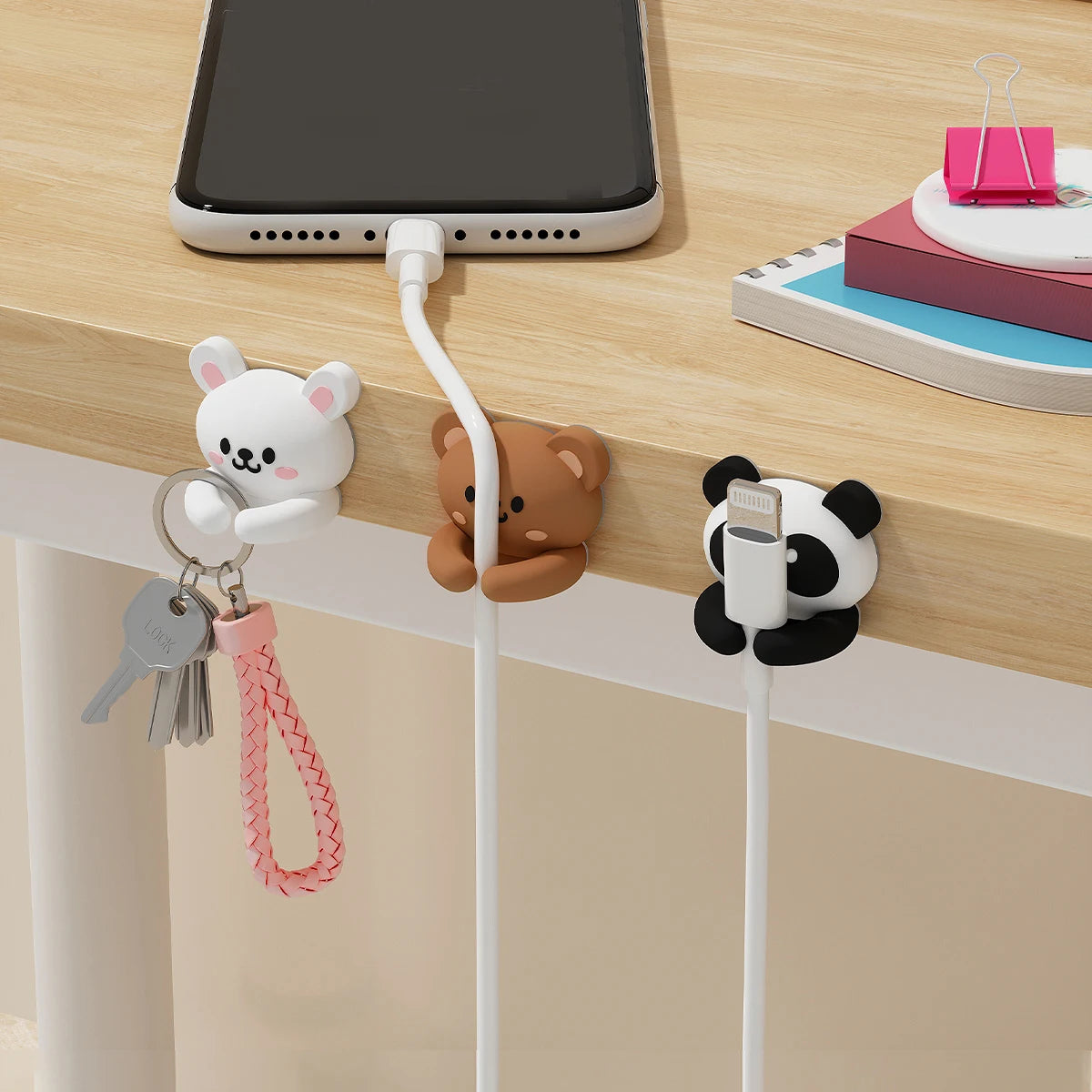organizador kawaii de cables con ositos sosteniendo cables y llavero