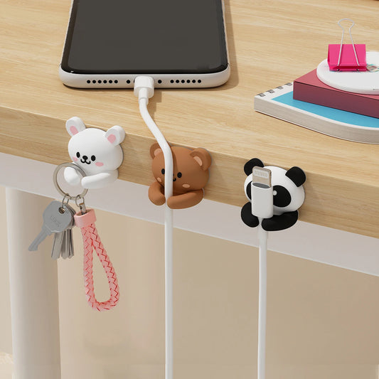 organizador kawaii de cables con ositos sosteniendo cables y llavero