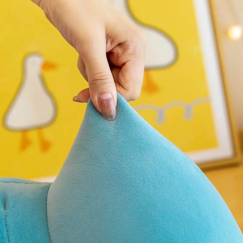 peluche pingüino kawaii azul claro, estirado para mostrar elasticidad