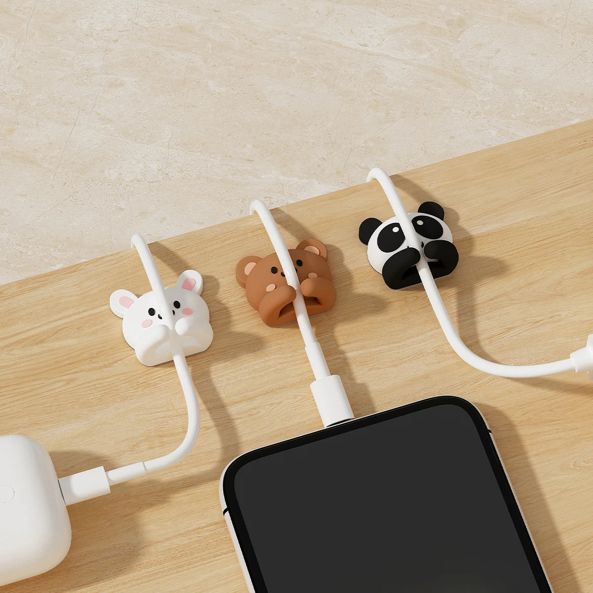 organizador kawaii de cables con ositos vista superior en escritorio