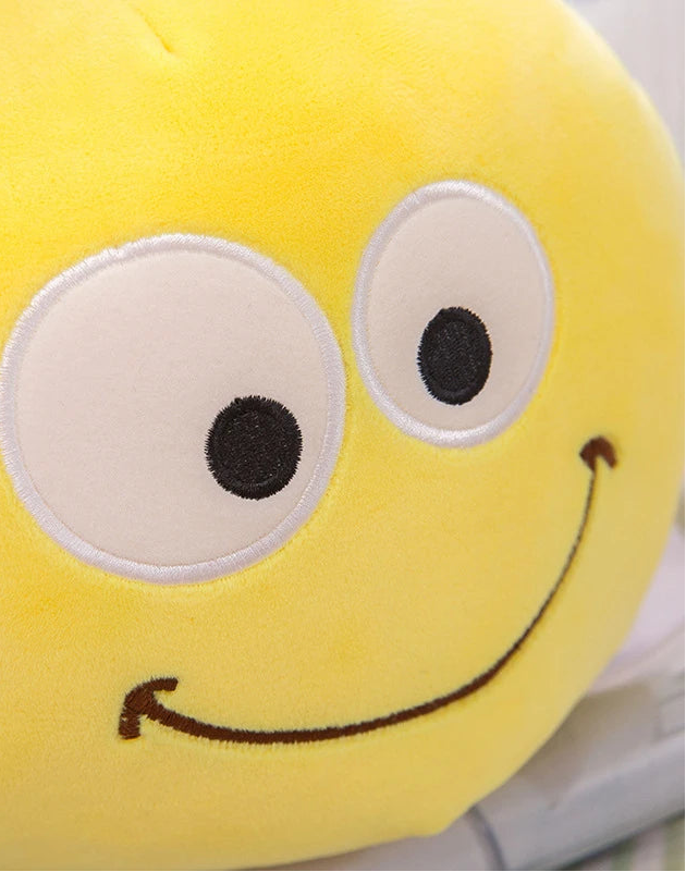 Primer plano del rostro del peluche de abeja con ojos redondos y expresión sonriente