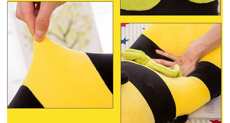 Demostración de elasticidad del peluche de abeja estirando el material y presionándolo con la mano