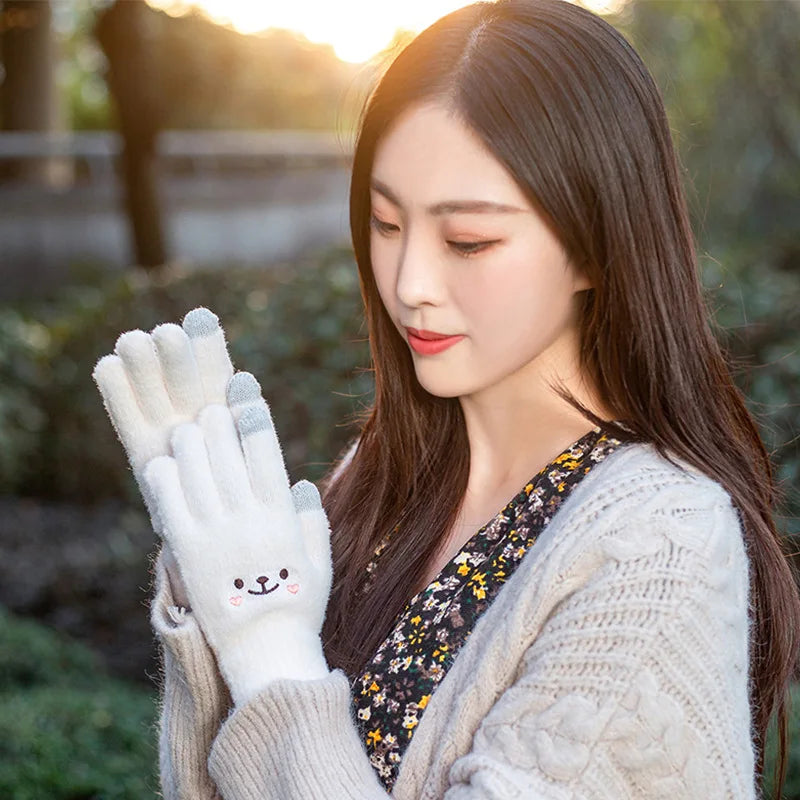 guantes kawaii blancos puestos en modelo