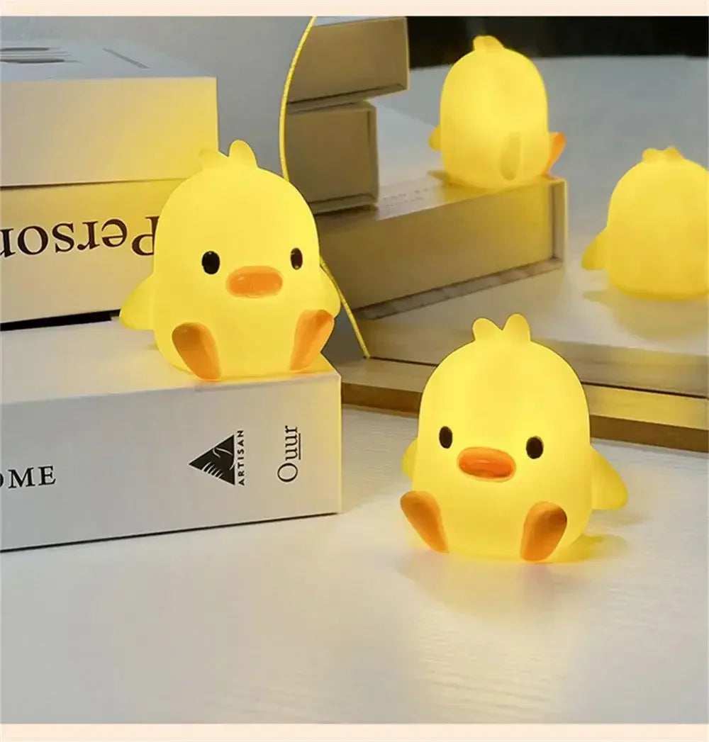 lámpara nocturna kawaii de patito encendida en pareja sobre cómoda